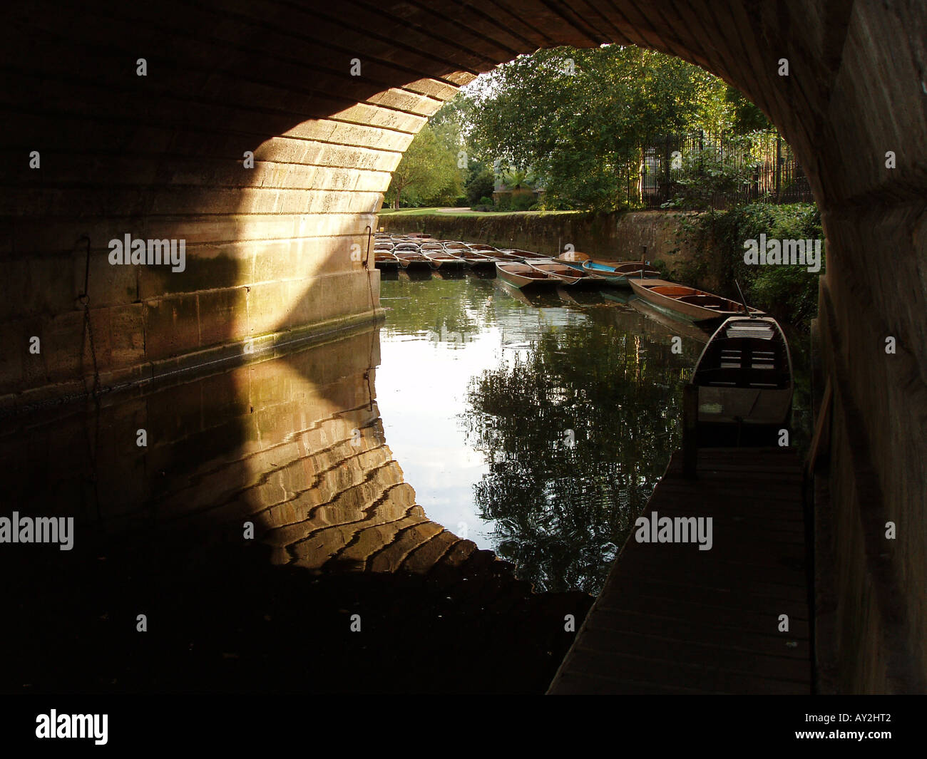 River Cherwell under Magdalen Bridge, east of the City of Oxford next to Magdalen College. Stock Photo