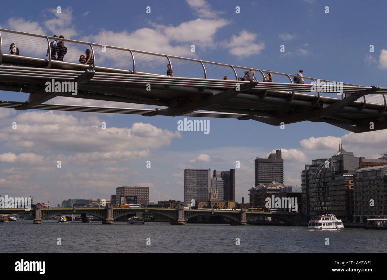 London bridge across the thames hi-res stock photography and images - Alamy