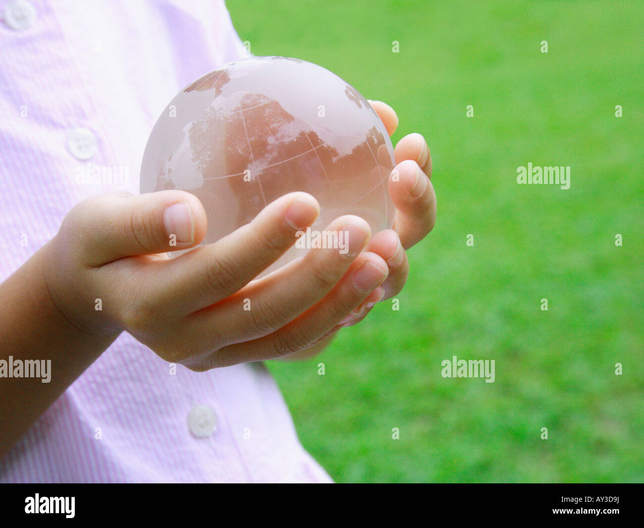 Hand holding globe hi-res stock photography and images - Alamy