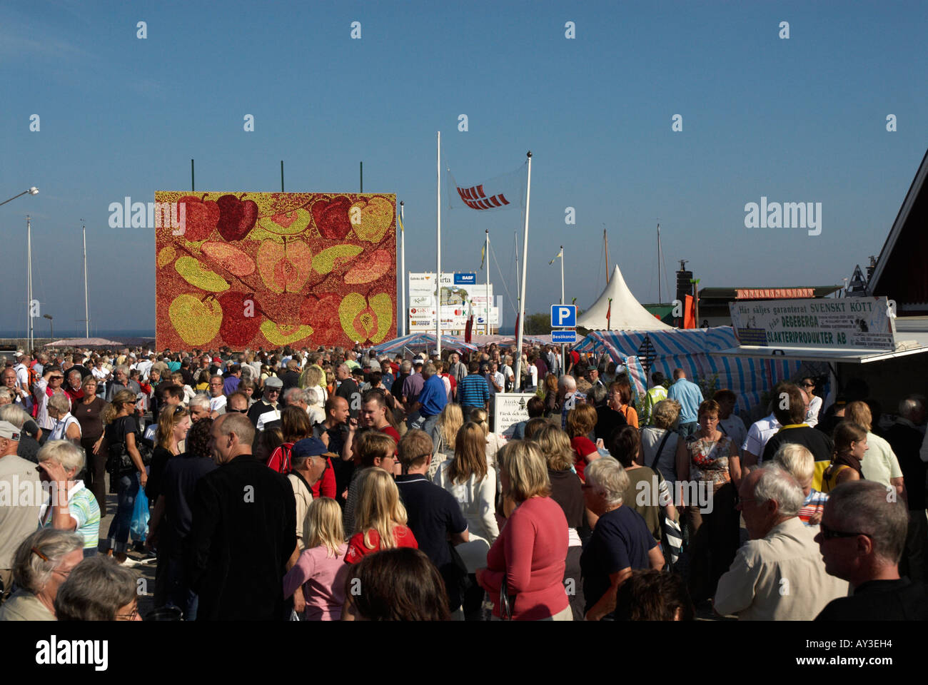 Apple market. Screen made of 35000 apples Stock Photo Alamy
