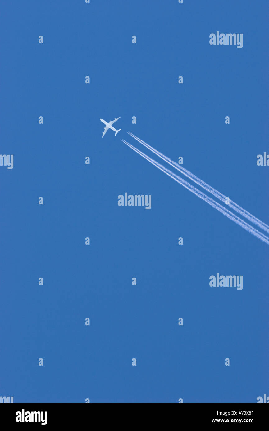 Jet aircraft contrail hi-res stock photography and images - Alamy