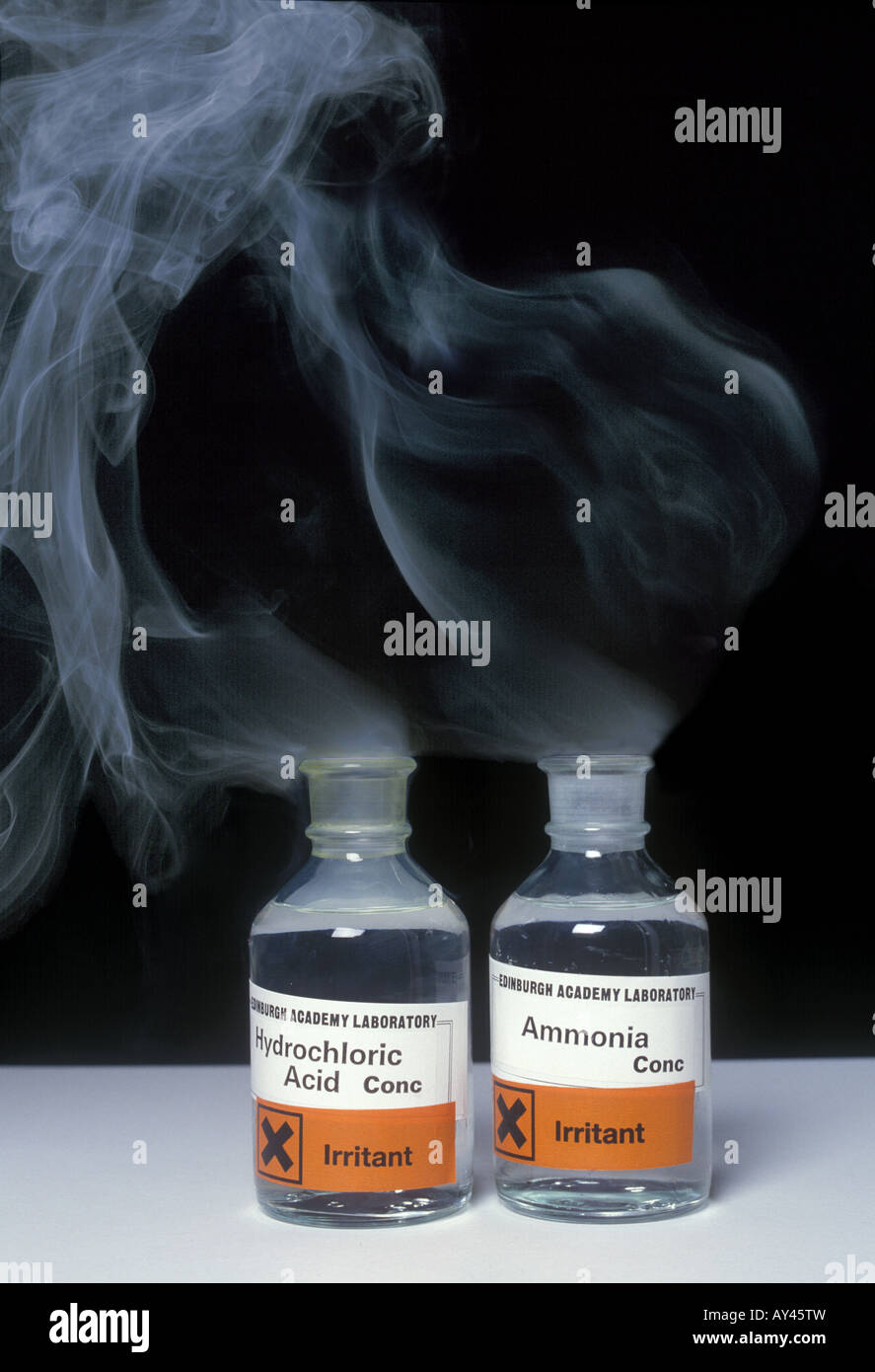 Invisible Ammonia and HCl fumes react together to form visible ammonium chloride Stock Photo
