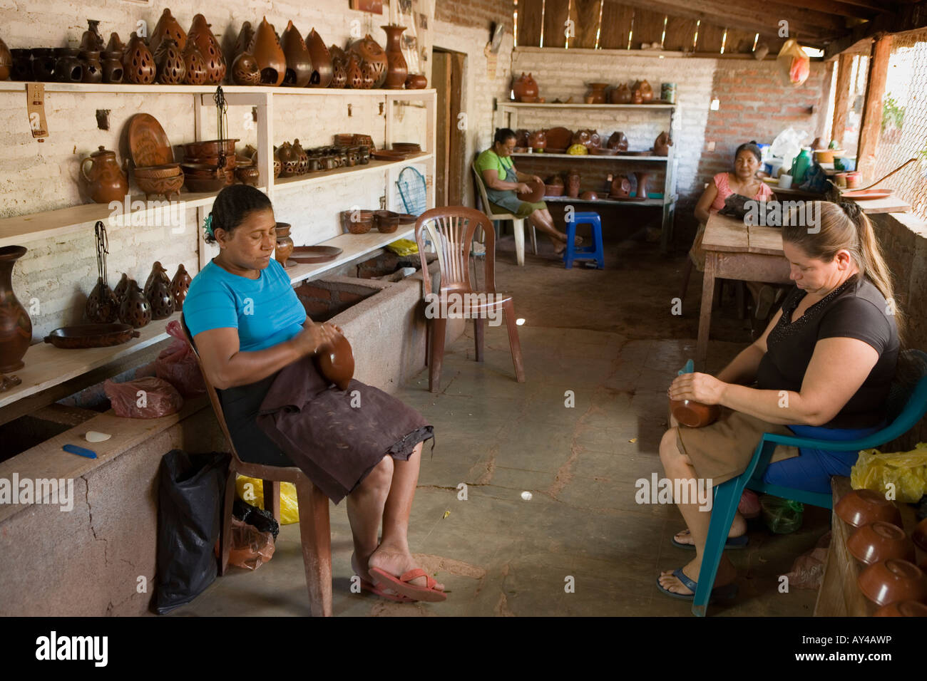 Women burnishing pots Taller de Ceramica pottery cooperative Ducuali Grande Nicaragua Stock Photo