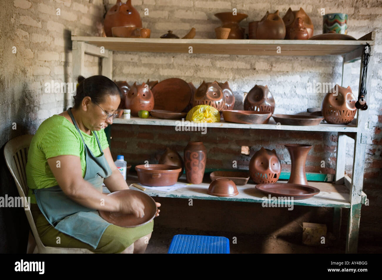 Woman burnishing plate Taller de Ceramica pottery cooperative Ducuali Grande Nicaragua Stock Photo