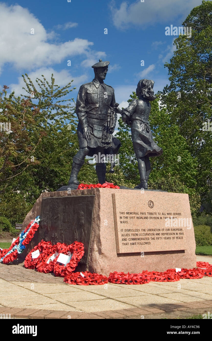 dh Memorial Garden PERTH PERTHSHIRE Scottish Allied force liberation of Europe monument girl kilted soldier scotland world war 2 ii army memorials Stock Photo