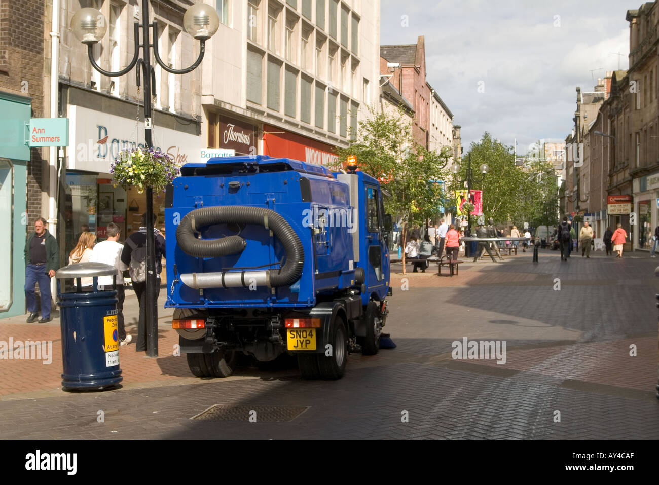 dh  PERTH PERTHSHIRE Road cleaner lorry cleaning rubbish High Street pedestrian shopping precinct uk scotland Stock Photo