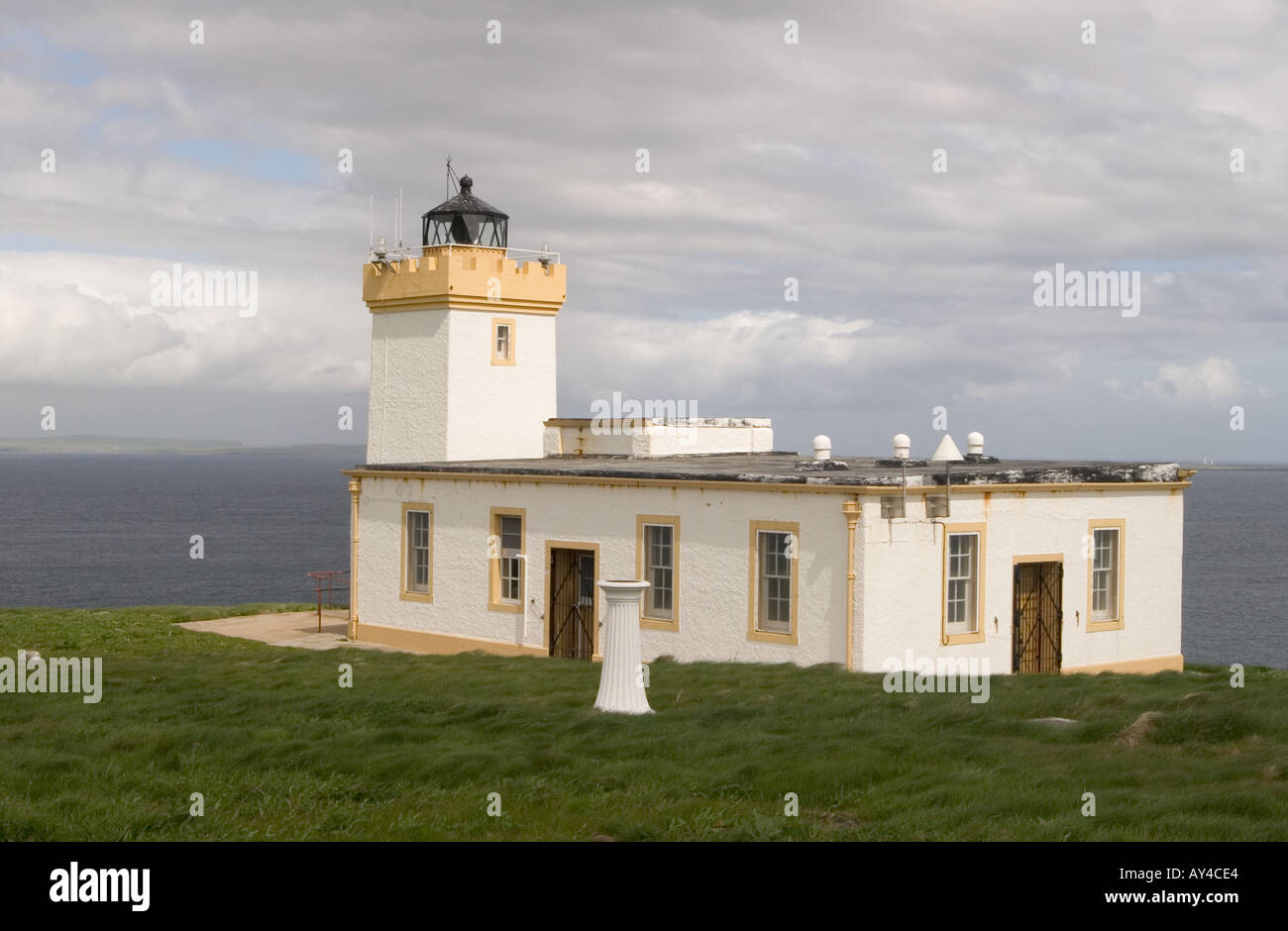 dh Duncansby Head Lighthouse DUNCANSBY HEAD CAITHNESS Unmanned white wash light house tower beacon building scotland Stock Photo