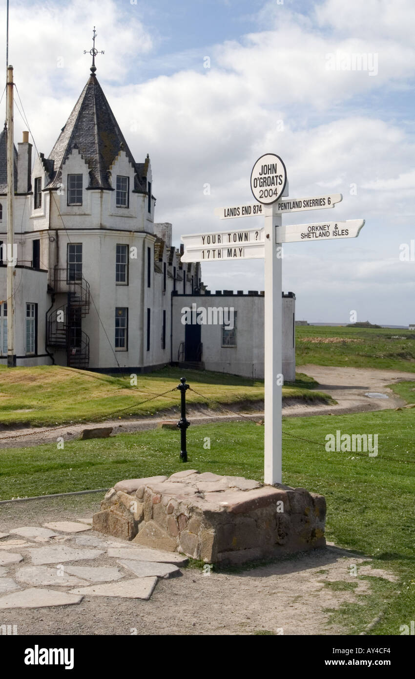 dh JOHN O GROATS CAITHNESS Milepost North of Scotland signpost John OGroats sign post Stock Photo