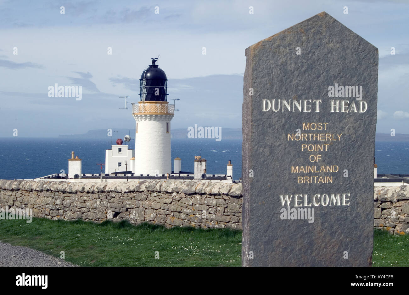 dh Dunnet Head Lighthouse DUNNET HEAD CAITHNESS Stone signpost light tower beacon building over Pentland Firth scotland Stock Photo
