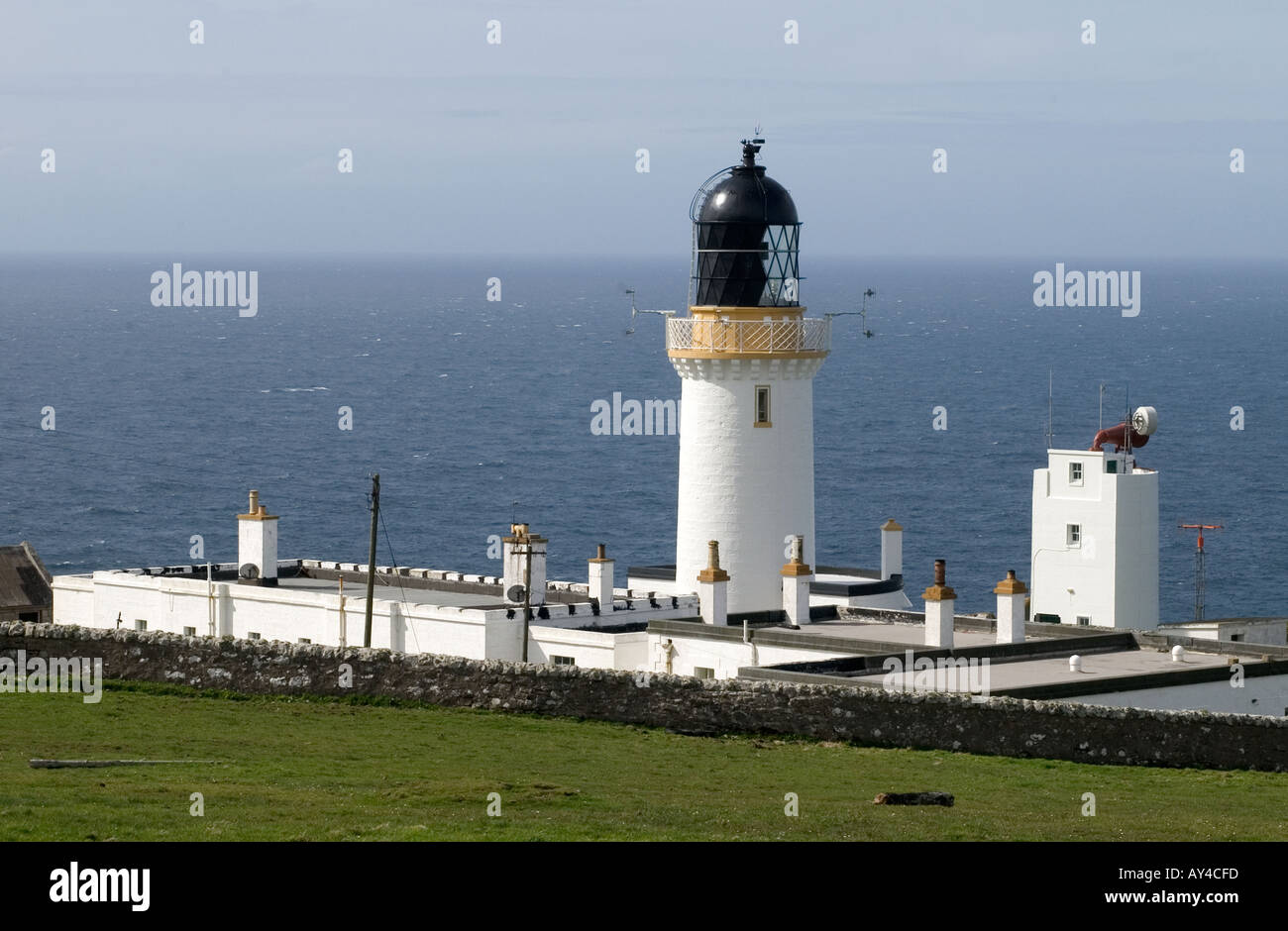 dh Dunnet Head Lighthouse DUNNET HEAD CAITHNESS White washed wall light tower beacon building overlooking Pentland Firth Stock Photo