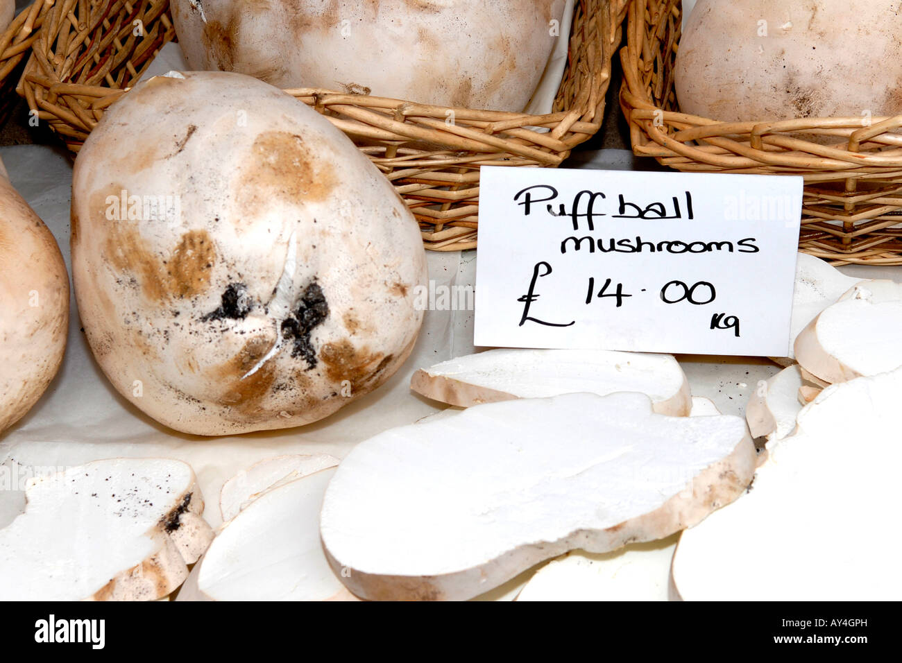Accidentalmente Dardos Lechuguilla London Borough Market , stall display of beautiful fresh puff ball  mushrooms Stock Photo - Alamy