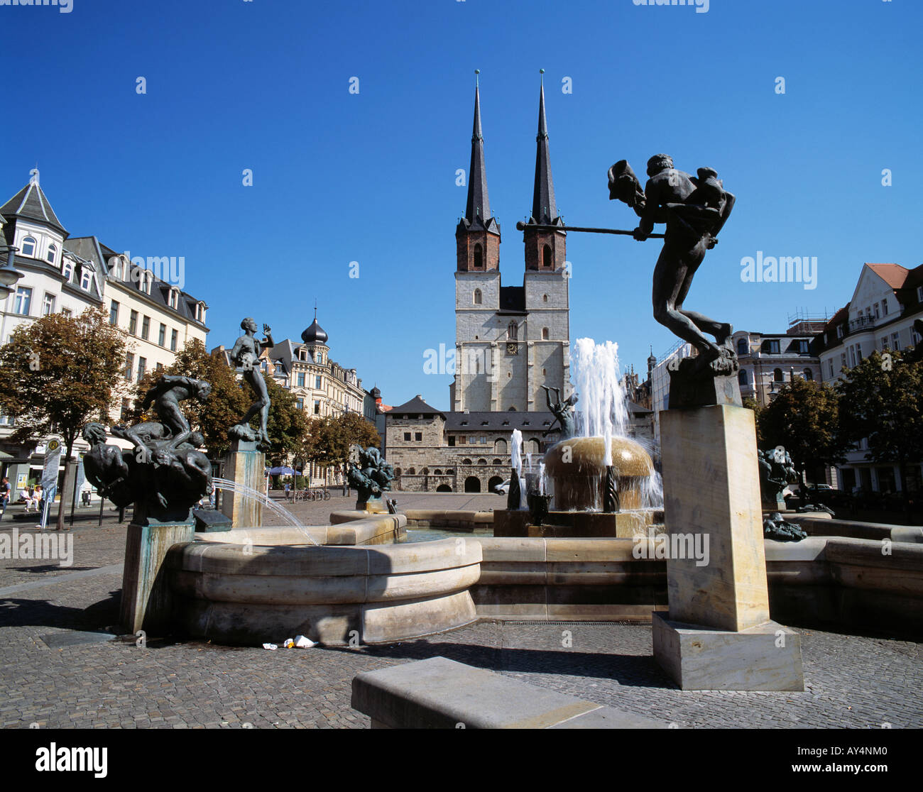 Hallmarkt Mit Goebelbrunnen Und Marienkirche In Halle Saale Naturpark Hallmarkt Mit Goebelbrunnen Und Marienkirche In Halle Saale Naturpark
