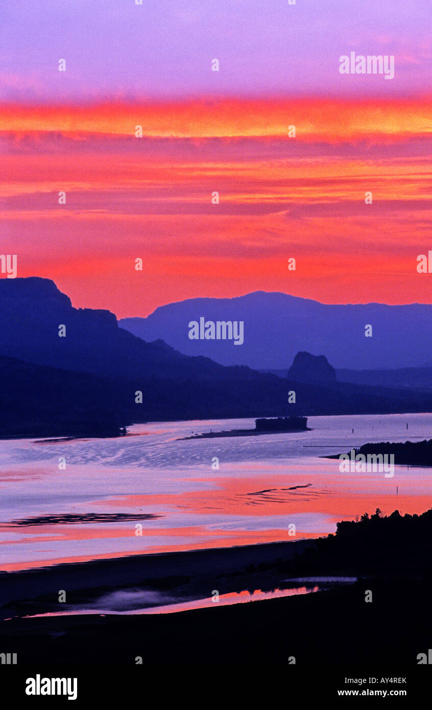 Sunrise over the Columbia w the Columbia river below Oregon USA