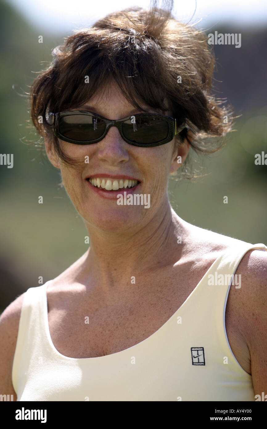 Brunette wearing sunglasses hi-res stock photography and images - Alamy