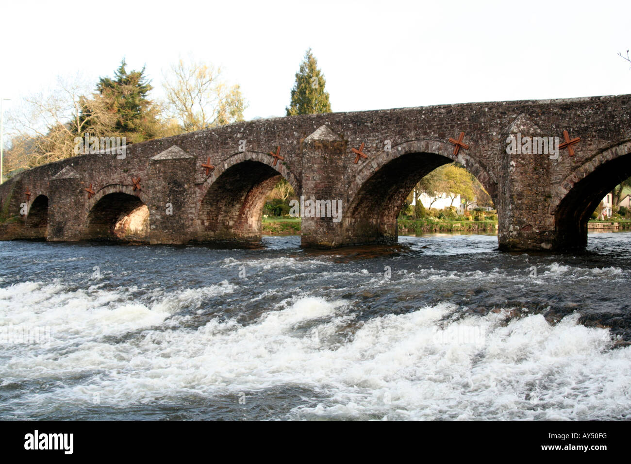 BICKLEIGH BRIDGE BUILT IN 1809 WITH THE TROUT INN BICKLEIGH DEVON Stock Photo