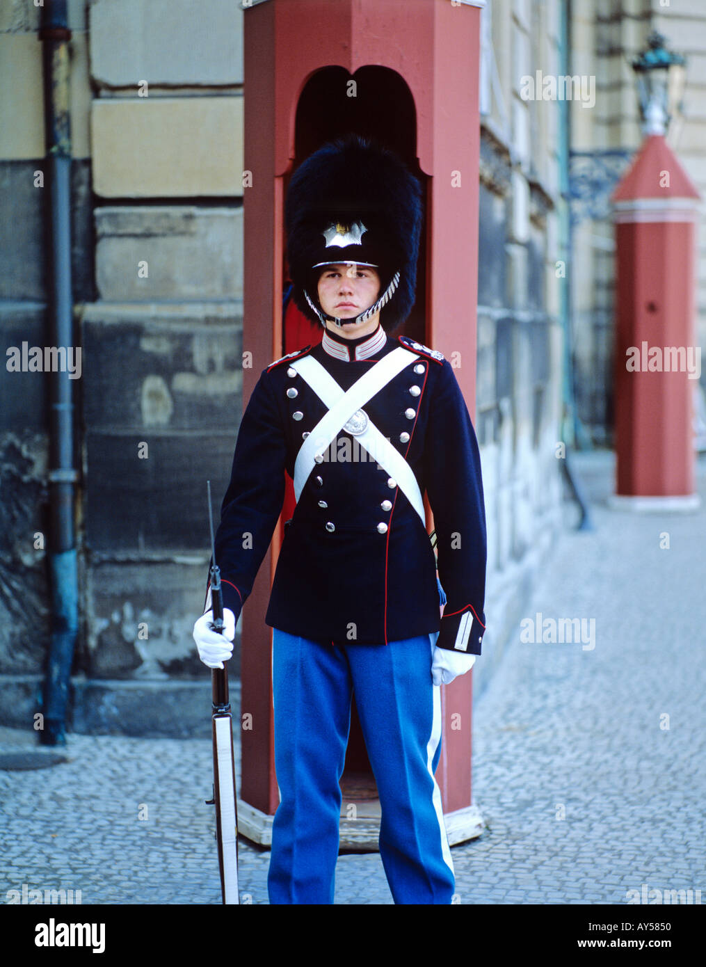 Royal palace guard hi-res stock photography and images - Alamy
