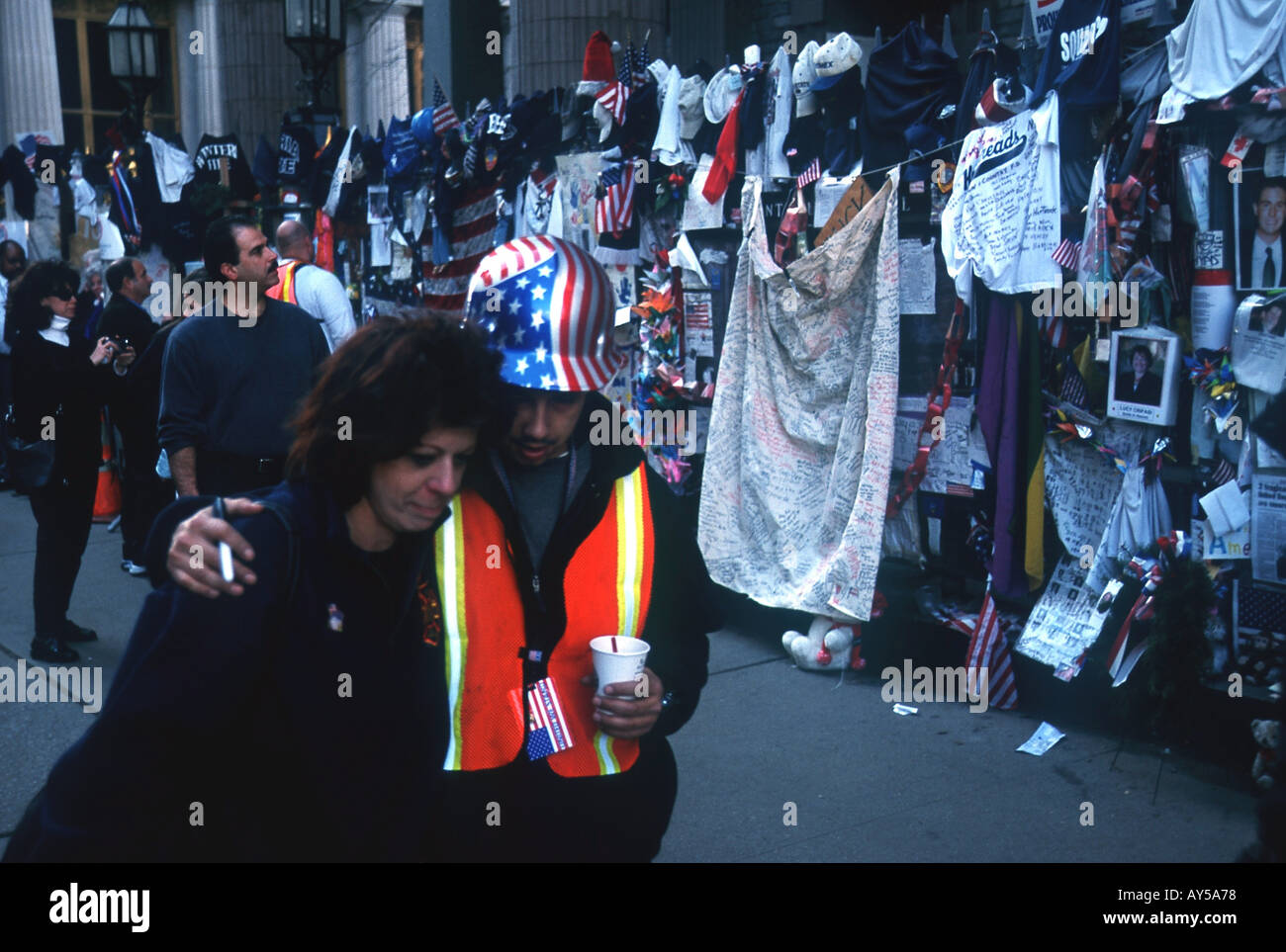 USA New York City 02 2002 Trauer und Erinnerungs Botschaften haengen an den Waenden und Zaeunen rund um den Ground Zero Besonders an den beiden Kirchen im Financial District der Trinity Church und der St Pauls Chappel Viele Leute haben Blumen Andenken Bilder Zettel Briefe und Fotos dort hinterlassen Auch ein halbes Jahr nach den Anschlaegen vom 11 09 01 kommen taeglich tausende Besucher hierher Bei Verwendung des Fotos ausserhalb journalistischer Zwecke bitte Ruecksprache mit der Agentur halten NO MODEL RELEASE Stock Photo