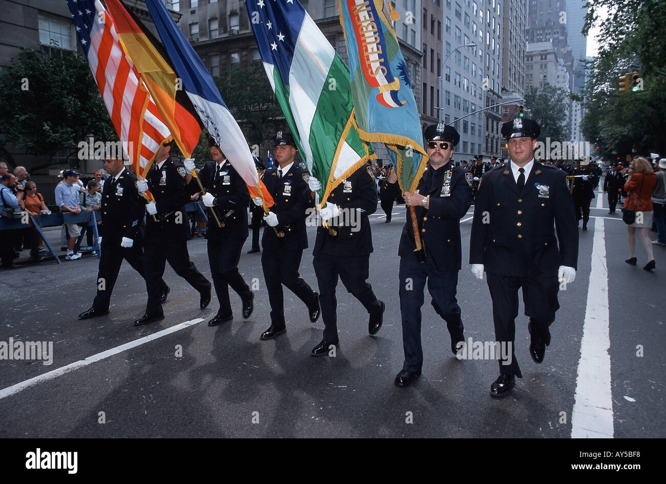 New york parade policeman hi-res stock photography and images - Alamy
