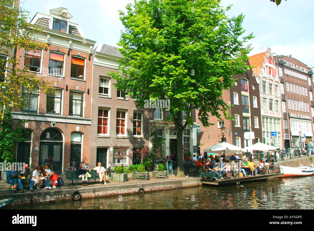 Pays Bas Amsterdam Terrasse de café au bord du canal Singel Stock Photo -  Alamy