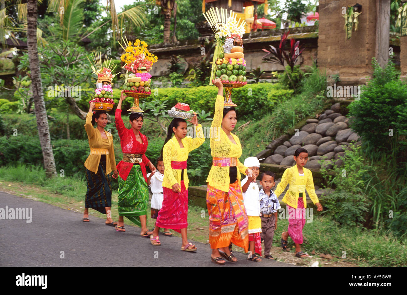 Indonésie Bali Offrandes aux temple Stock Photo - Alamy