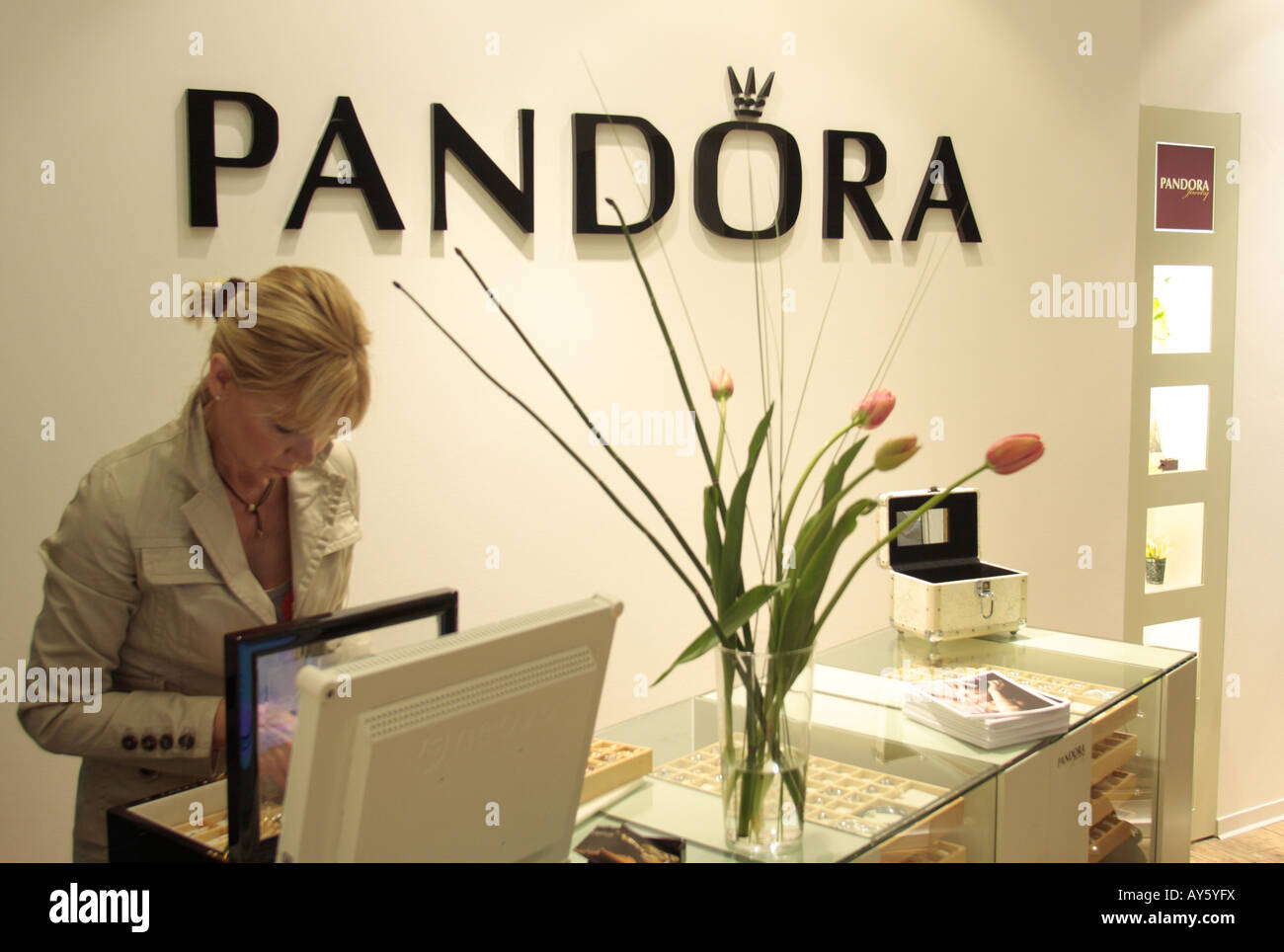 Pandora jeweler jeweller shop store Logo Duesseldorf Germany Stock Photo -  Alamy