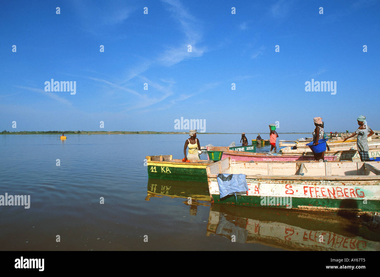 Senegal La Presqu Ile Du Cap Vert Lac Retba Lac Rose Recolte Du Sel Stock Photo Alamy