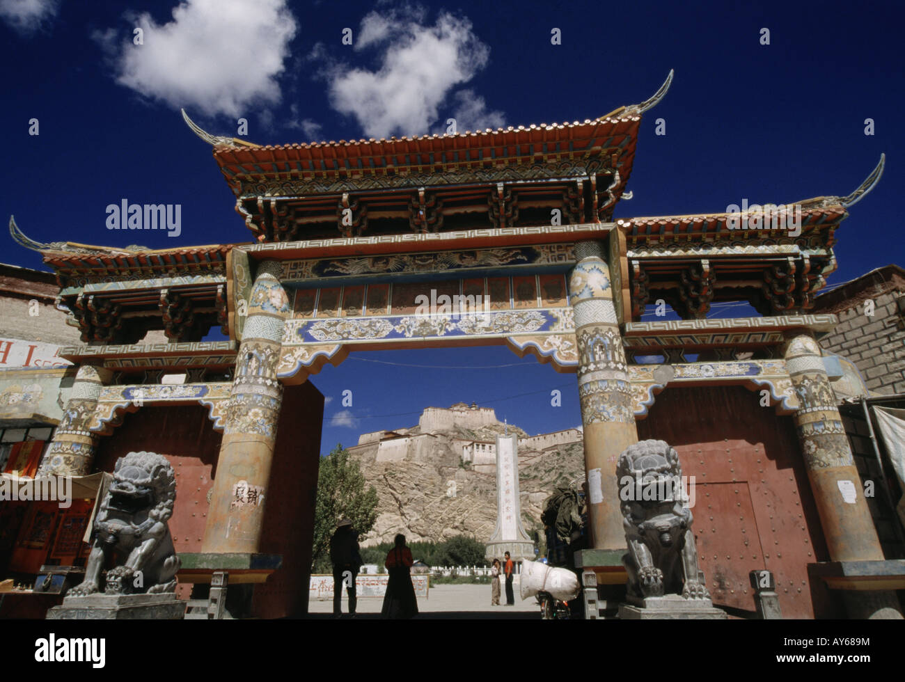 Gateway and castle Traditional decorated gate Stock Photo - Alamy