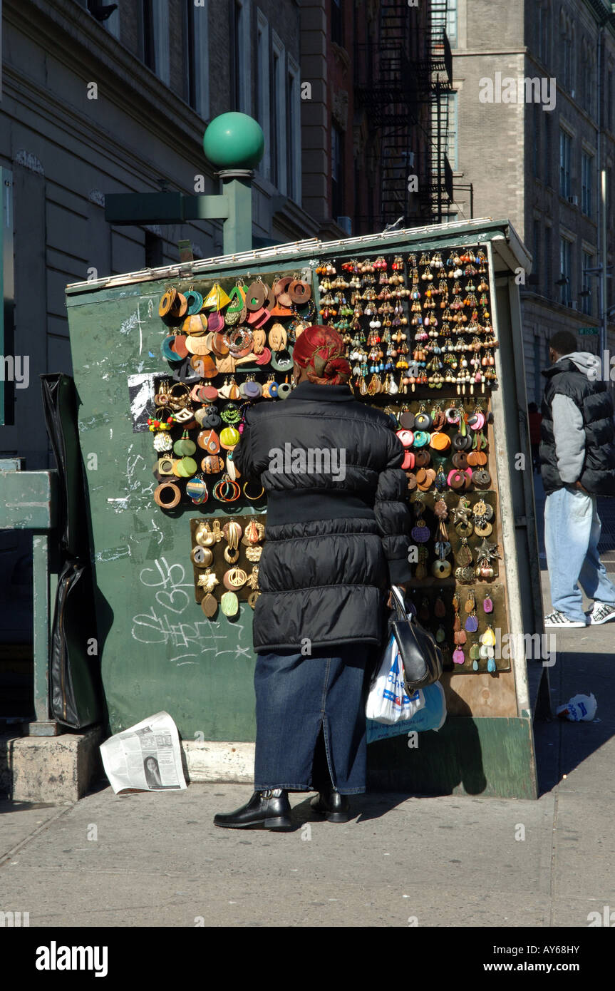 Street vendor jewelry hi res stock photography and images Alamy