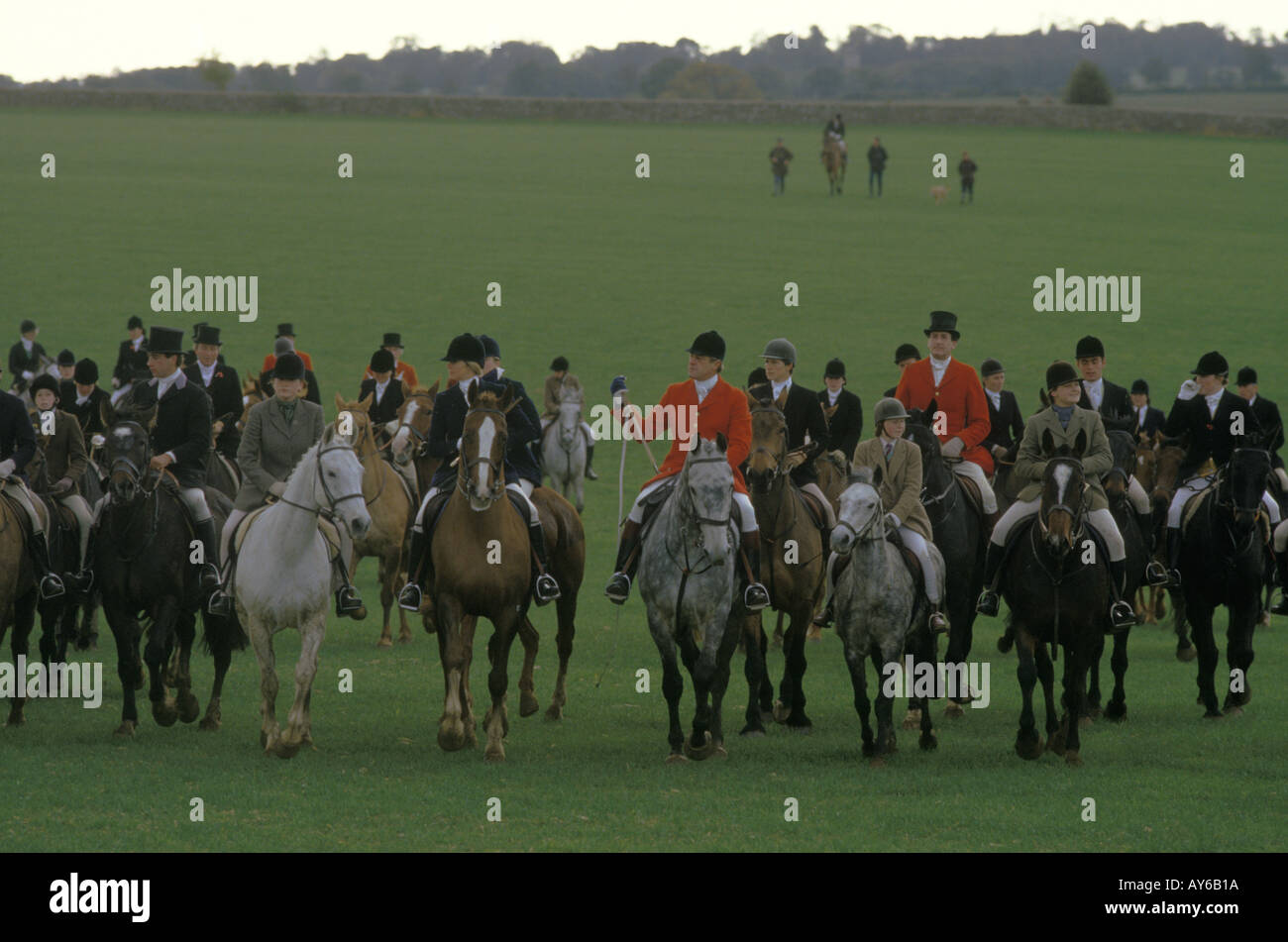 Fox hunting with Hounds The Vale of White Horse Wiltshire UK 1980s 1985 UK HOMER SYKES Stock Photo