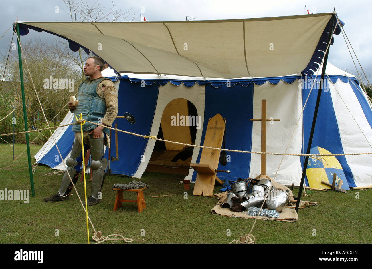 Man woman camping building tent hi-res stock photography and images - Alamy