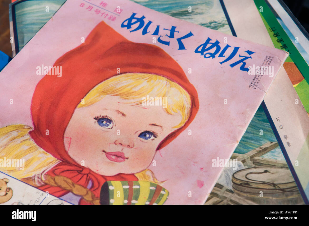 https://c8.alamy.com/comp/AY6TPK/antique-little-red-riding-hood-children-s-book-for-sale-at-toji-flea-AY6TPK.jpg