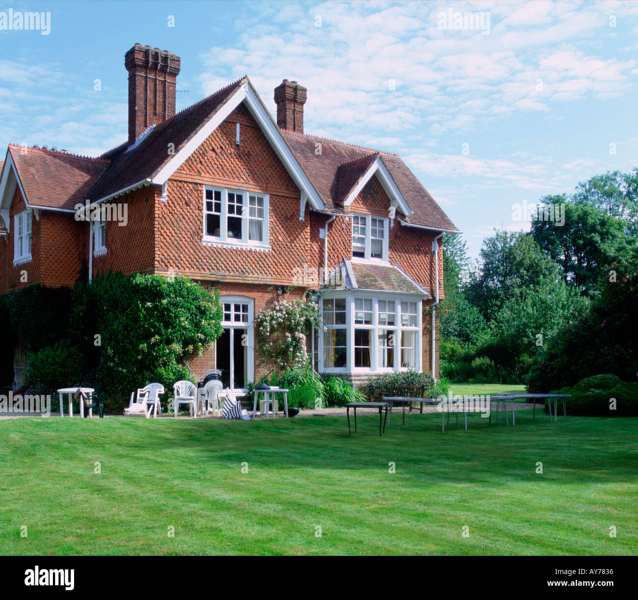 Detached house uk garden hires stock photography and images Alamy