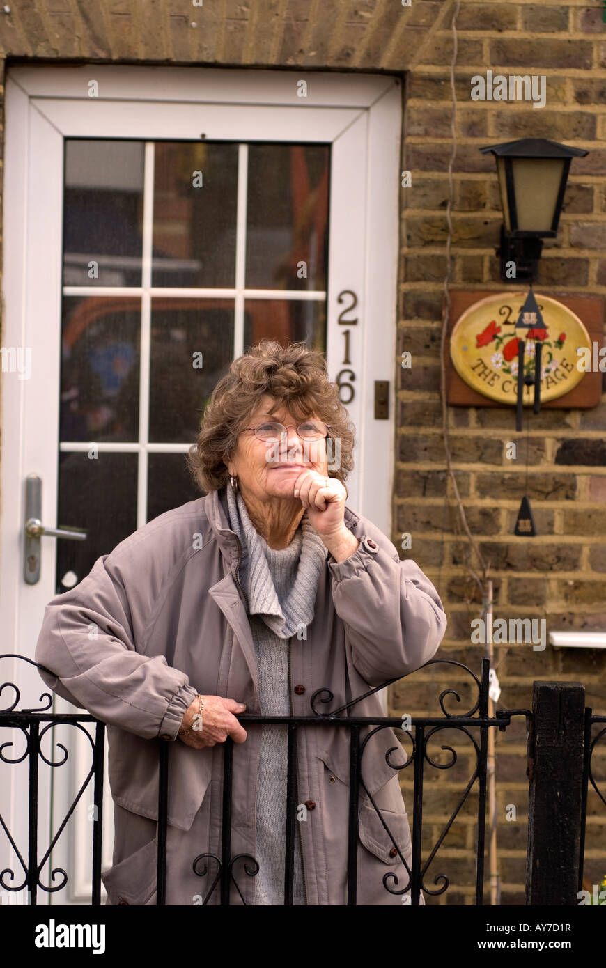 Elderly england house thinking hi-res stock photography and images - Alamy