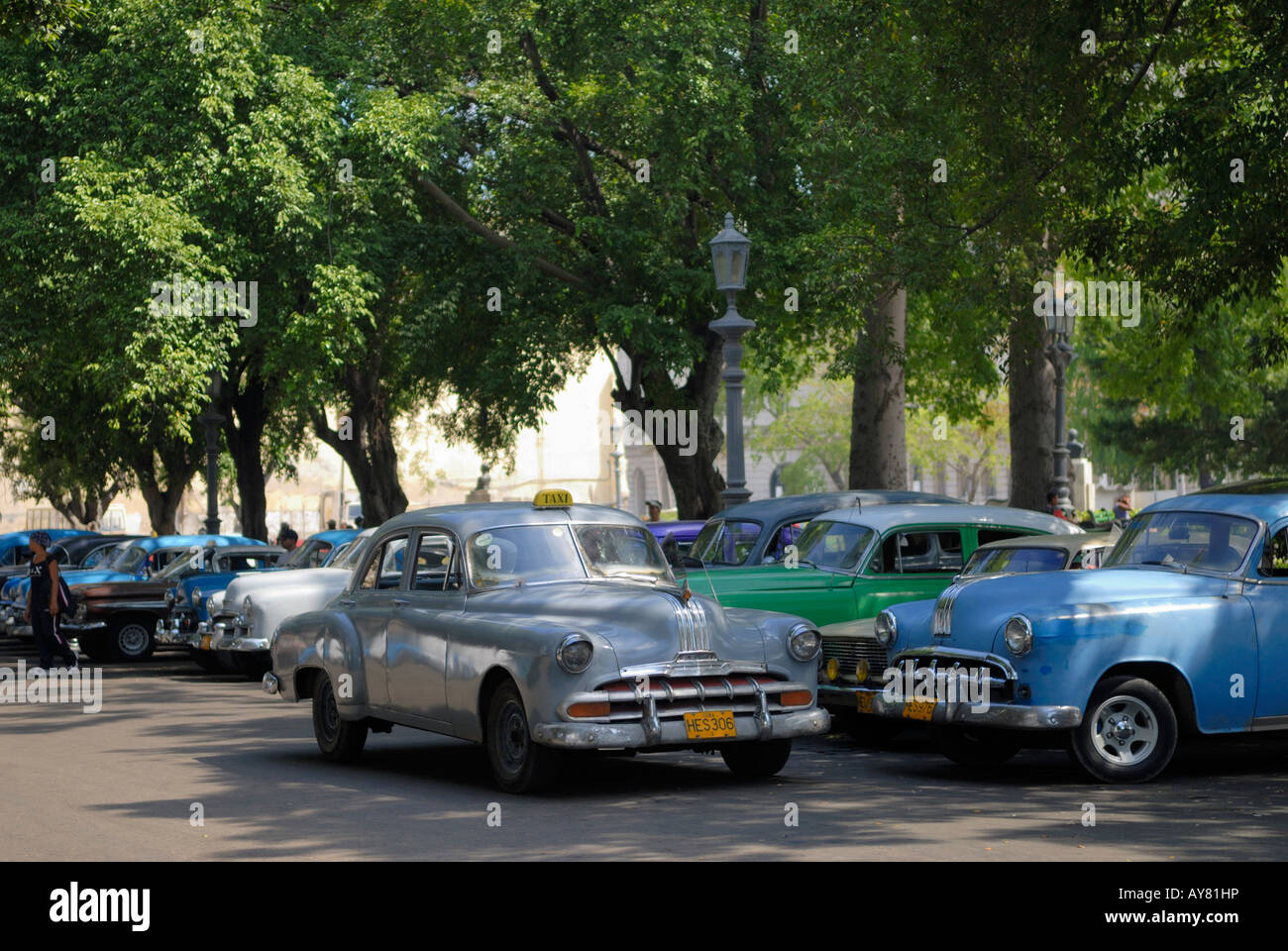 Vintage cars at the Parque de la Fraternidad in Havana, Cuba April 2007 Stock Photo
