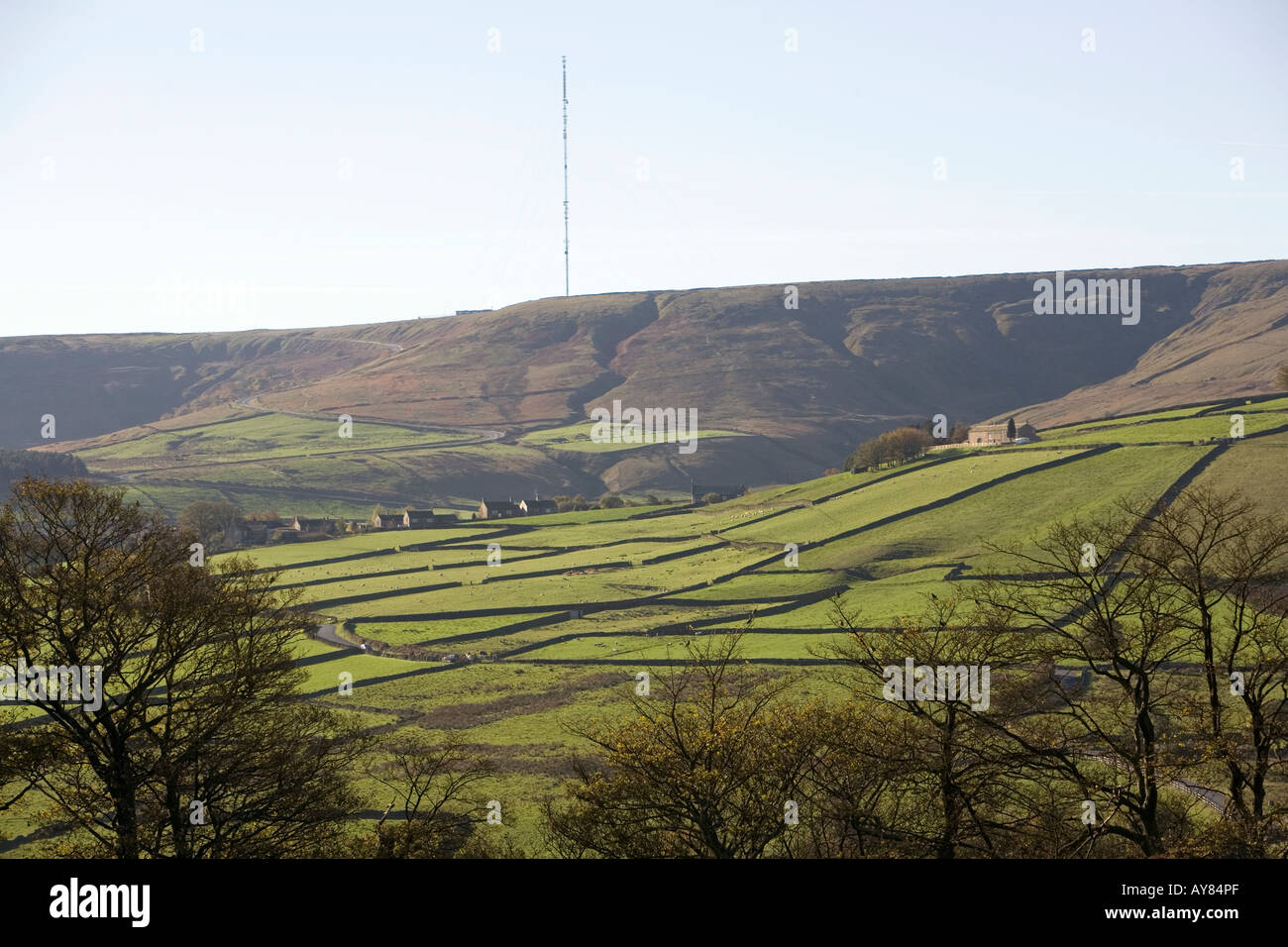 UK Yorkshire Holmfirth Holme Moss Transmitter mast above Holme Village Stock Photo