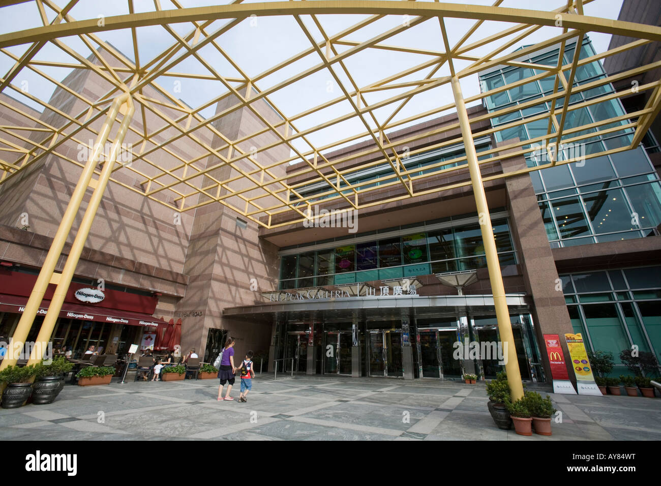 Peak galleria victoria peak hong hi-res stock photography and images ...