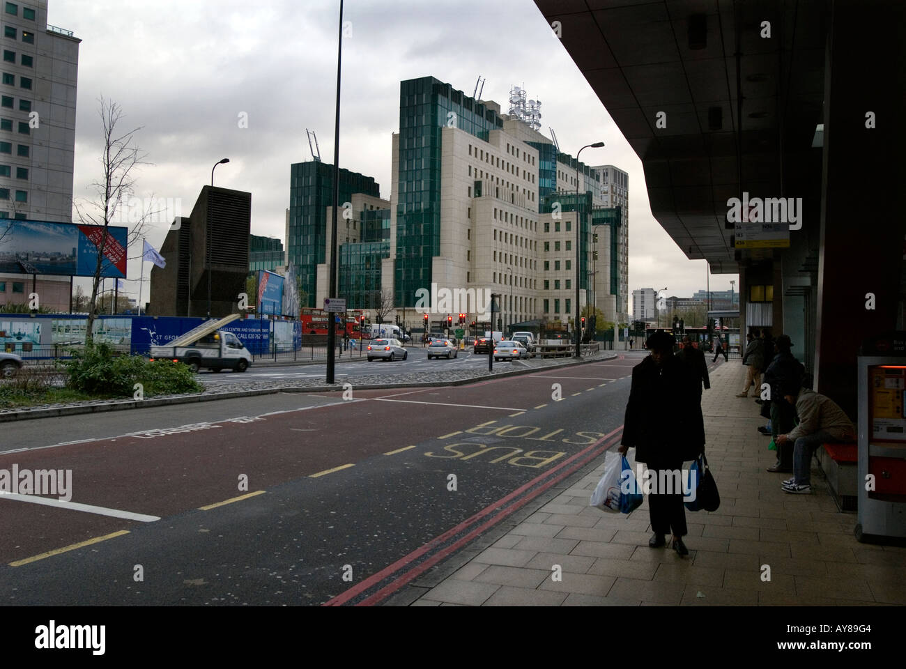 MI6 HQ VAUXHALL CROSS LONDON ENGLAND THE MI6 SPY HEADQUARTERS IN LONDON Stock Photo