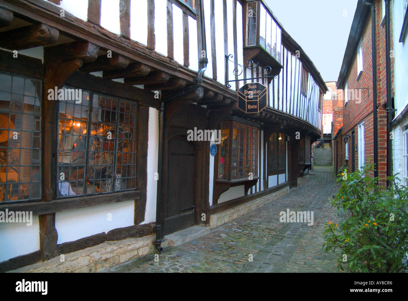 OLD ELIZABETHAN SHOPS. DEVIZES. WILTSHIRE. ENGLAND. UK Stock Photo - Alamy