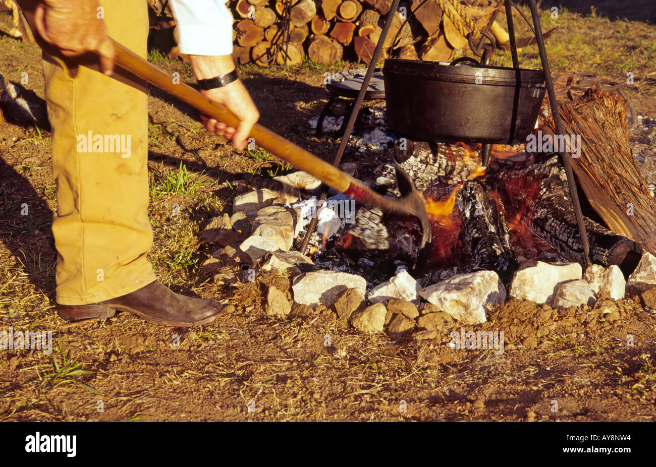 https://c8.alamy.com/comp/AY8NW4/cooking-breakfast-in-a-cast-iron-pot-over-a-wood-fire-at-the-cowboy-AY8NW4.jpg
