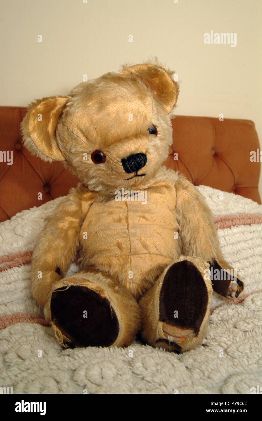 old threadbare teddy bear Stock Photo - Alamy