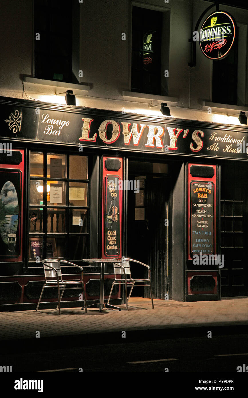 Irish Pub Lowry' S At Night In Clifden, Connemara, Ireland Stock Photo 