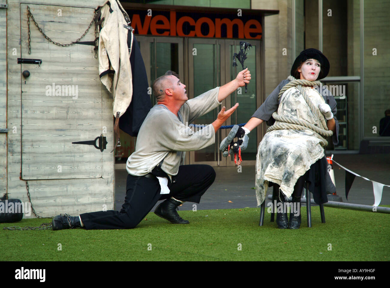 CLIFFHANGER PLAY WATCH THIS SPACE NATIONAL THEATER LONDON SEPTEMBER 2006 Stock Photo