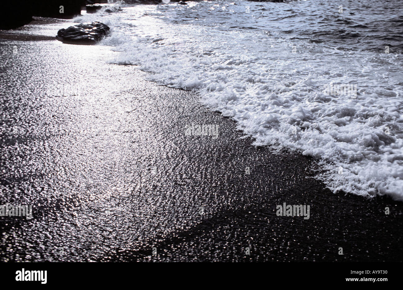 Wellen schlagen Schaum am Strand Stock Photo