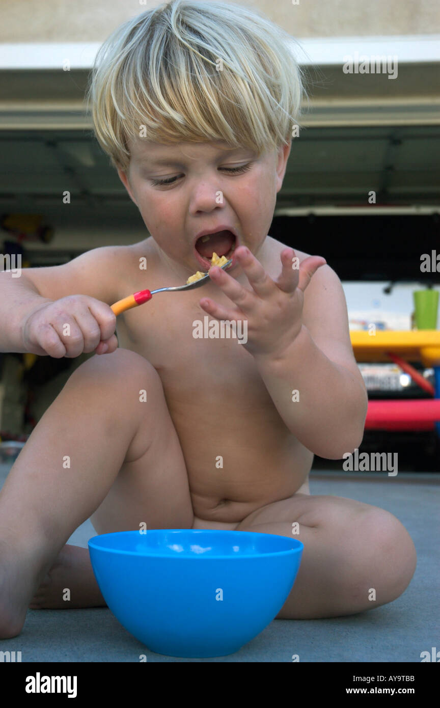  toddler naked naked toddler eating from bowl Stock Photo - Alamy