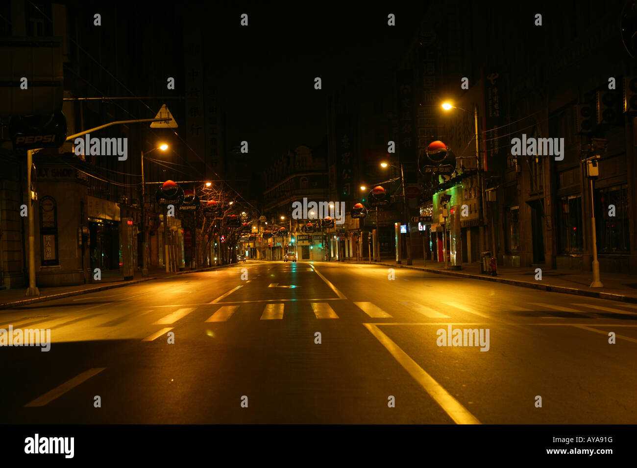 Night streets hi-res stock photography and images - Alamy