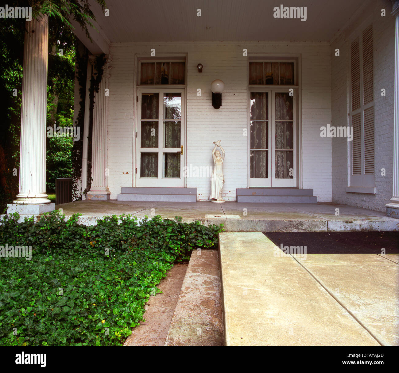 Front porch chicken hi-res stock photography and images - Alamy