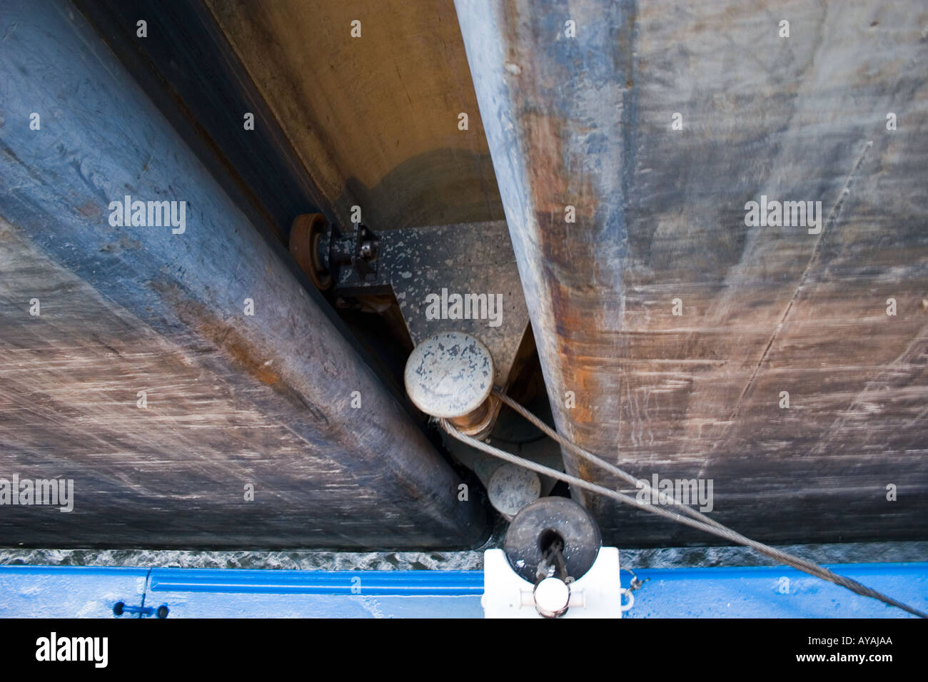 Ship tie down tie down hires stock photography and images Alamy