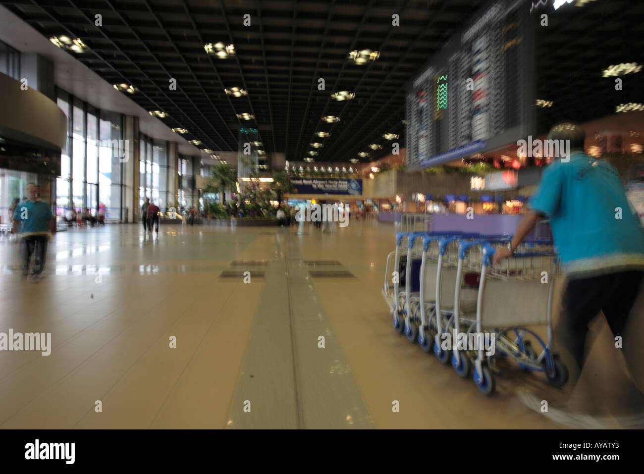 asia-singapore-interior-view-of-passenger-terminal-inside-changi-international-AYATY3.jpg