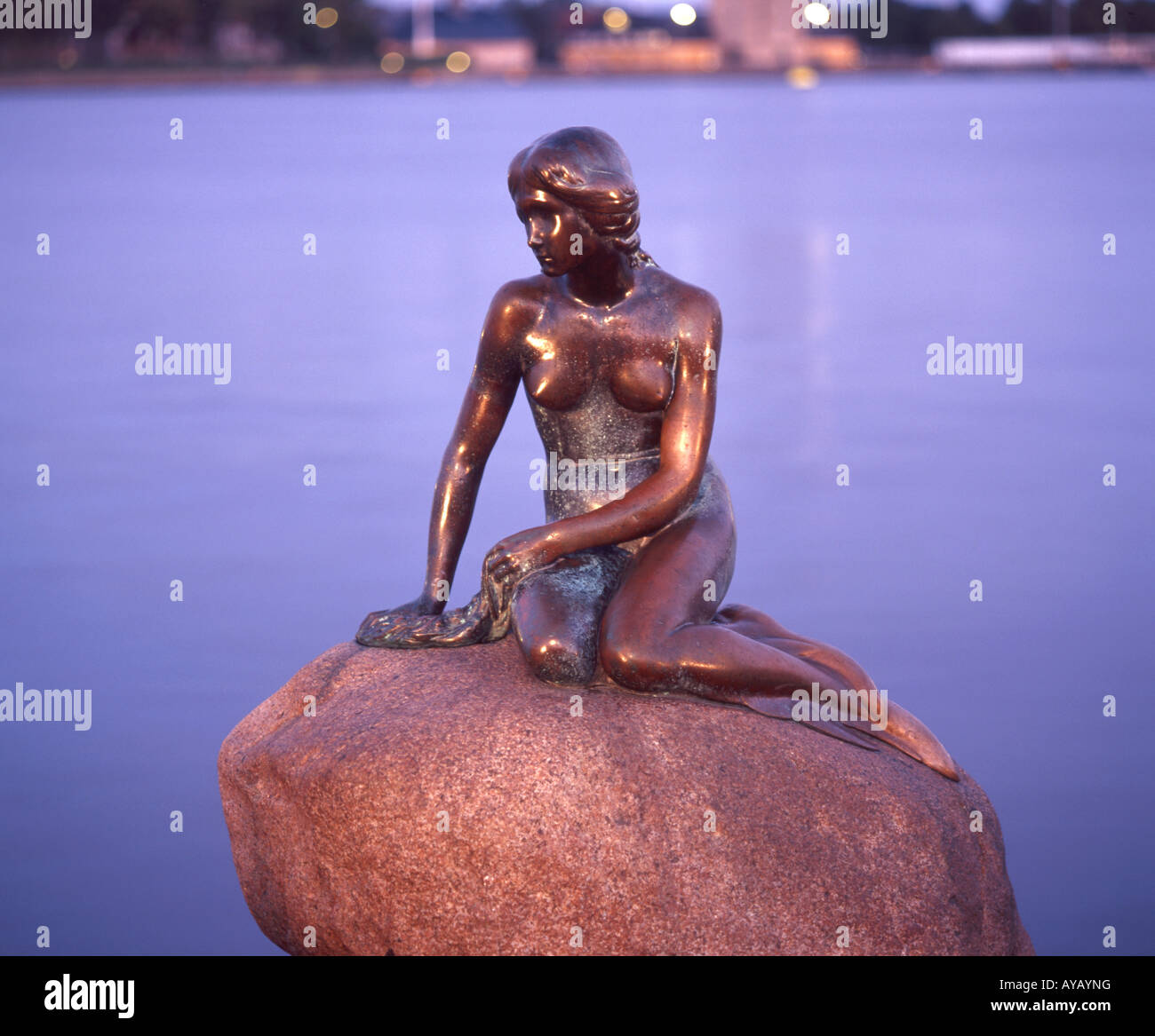 Den Lille Havfrue (Little Mermaid) statue at dusk, Langelinie Promenade, Copenhagen, Hovedstaden Region, Denmark Stock Photo