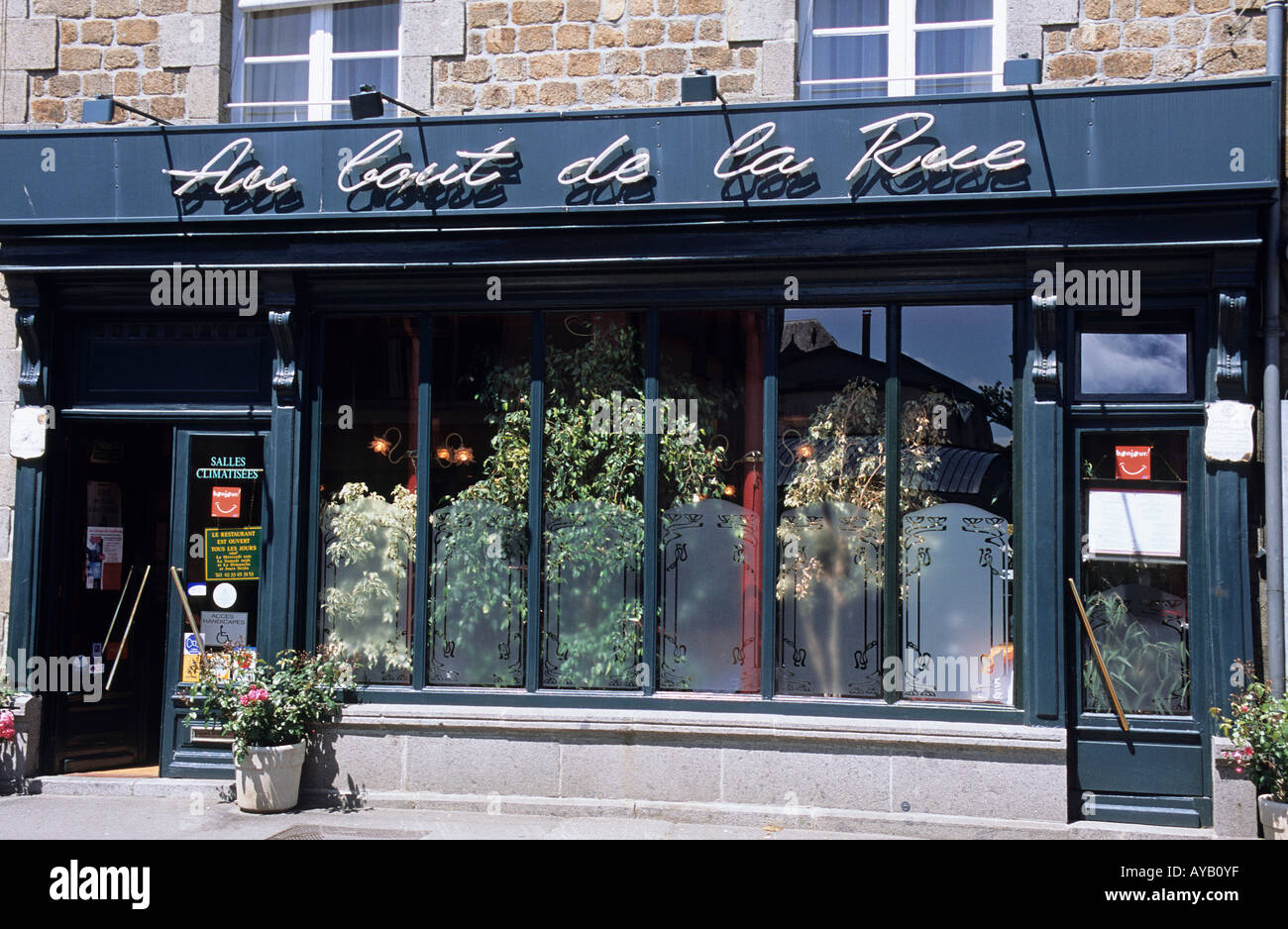 Entrance to Au Bout de la Rue restaurant in Flers Stock Photo